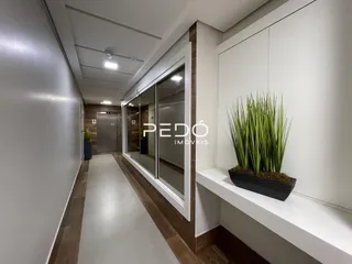 Corredor interno de uma residência moderna em Lajeado.