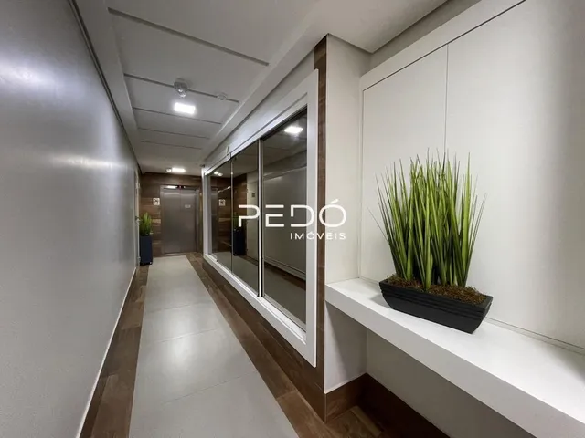 Corredor interno de uma residência moderna em Lajeado.