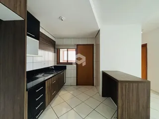 Cozinha com armários de madeira e piso cerâmico claro.