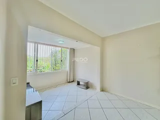 Sala de estar com piso de cerâmica e janela.