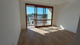 Vista da sala com portas de vidro que dão para o exterior.