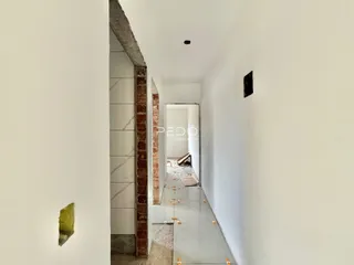 Corredor interno de uma residência em fase de reforma.