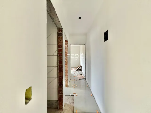 Corredor interno de uma residência em fase de reforma.