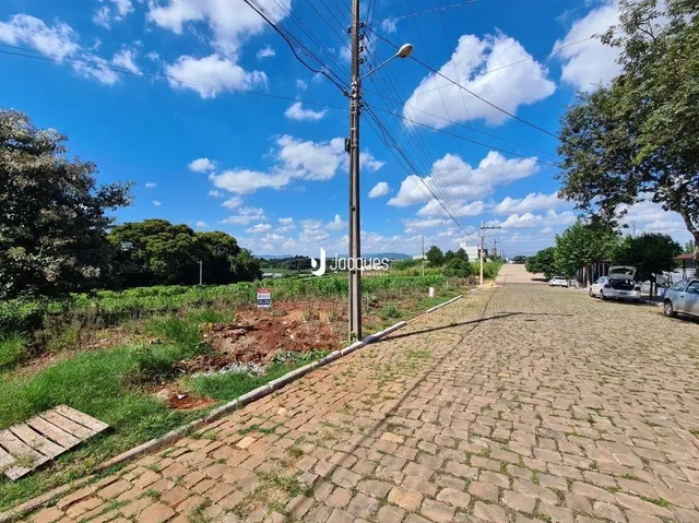 Vista da estrada e vegetação ao lado de uma propriedade em Lajeado.
