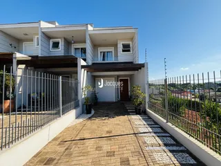 Fachada de uma residência em Lajeado, Brasil, com cerca e garagem.