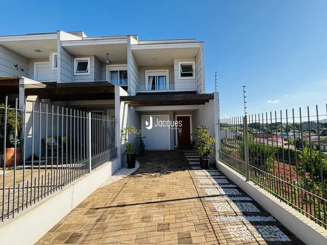 Fachada de uma residência em Lajeado, Brasil, com cerca e garagem.