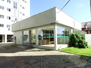 Fachada moderna de uma residência com grandes janelas de vidro.