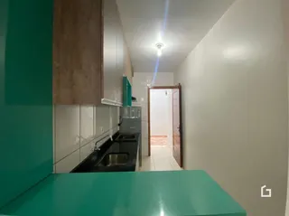 Hall de entrada com paredes brancas e portas de madeira
