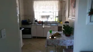 Interior de uma sala com janela e cortinas em Lajeado, Brasil.