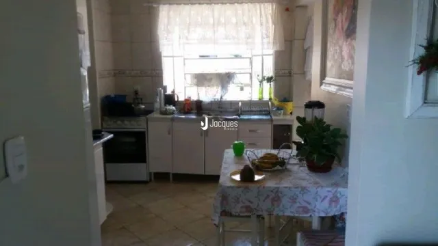 Interior de uma sala com janela e cortinas em Lajeado, Brasil.