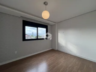Sala de estar com grande janela de vista para a cidade.
