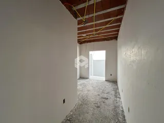Hall de entrada com teto exposto de tijolo.