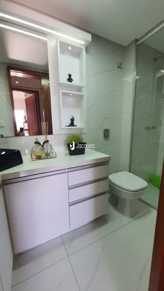 Foto de um banheiro moderno com revestimento de porcelanato branco.