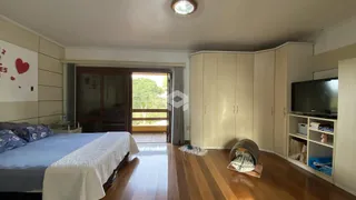 Quarto com piso de madeira e armários embutidos.