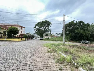 Vista da rua pavimentada com paralelepípedos em Lajeado, Brasil.