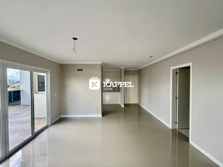 Hall de entrada com piso claro e portas de vidro que dão acesso ao exterior.