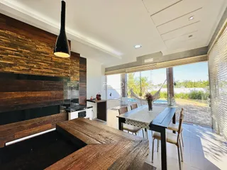 Sala de estar com lareira e vista para o exterior em Lajeado, Brasil.