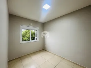 Foto de um ambiente interno com piso de cerâmica e janela.
