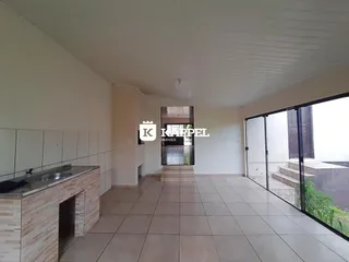 Ambiente interno com piso de cerâmica e porta de vidro que dá acesso a uma área externa.