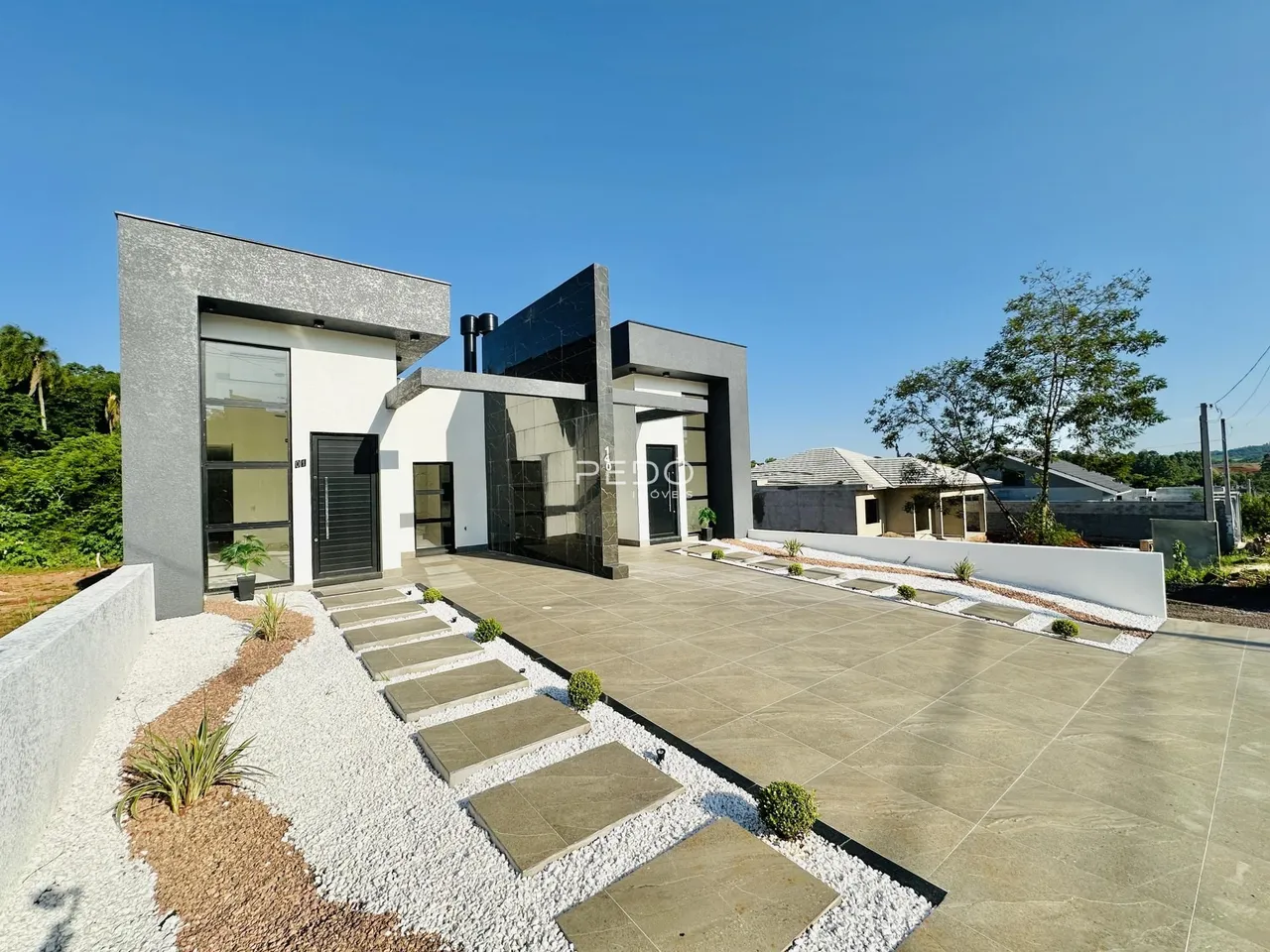 Fachada moderna de uma residência em Lajeado, Brasil.