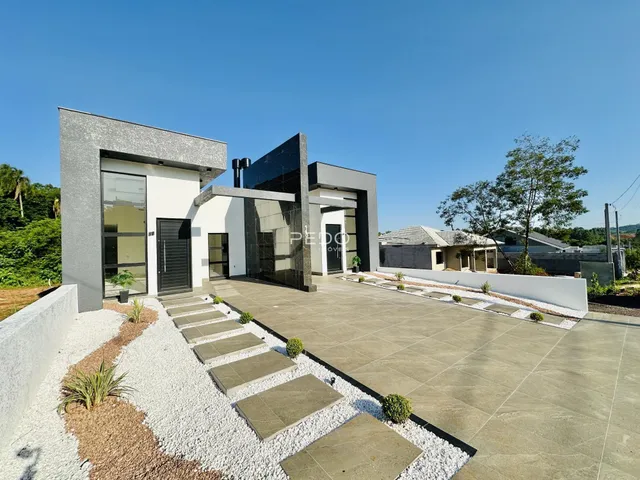 Fachada moderna de uma residência em Lajeado, Brasil.