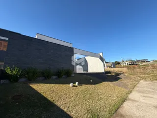Fachada moderna de uma residência em Lajeado, Brasil, com jardim frontal.