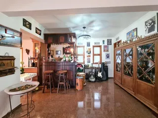 Sala com decoração de madeira e móveis rústicos.