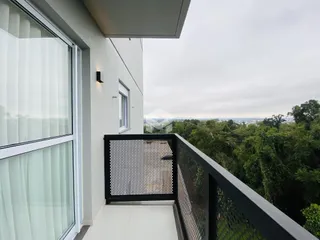 Varanda com vista para a mata densa.