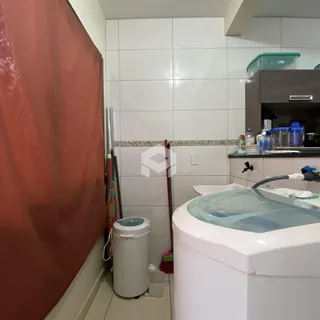 Um banheiro com revestimento cerâmico e banheira.