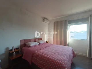 Quarto com cama e janela em um imóvel no Brasil.