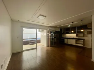 Sala de estar com piso de madeira e porta de vidro abrindo para o exterior.