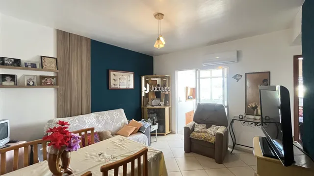 Sala de estar com sofá e mesa de jantar em um imóvel no Brasil.