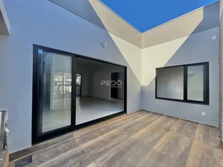 Fachada moderna de um imóvel em Lajeado, Brasil, com portas de vidro que dão acesso ao interior.