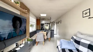 Sala de estar com televisão e sofá em um apartamento.