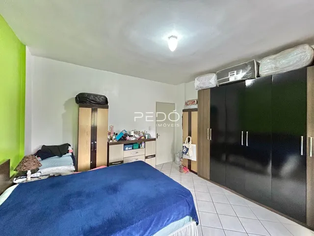 Quarto com cama e guarda-roupa em um imóvel no Brasil.