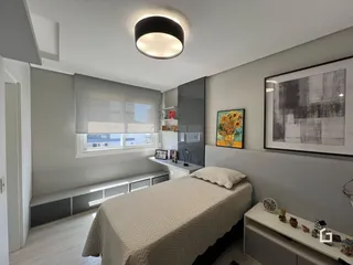 Foto de um quarto moderno com cama e decoração em um imóvel.