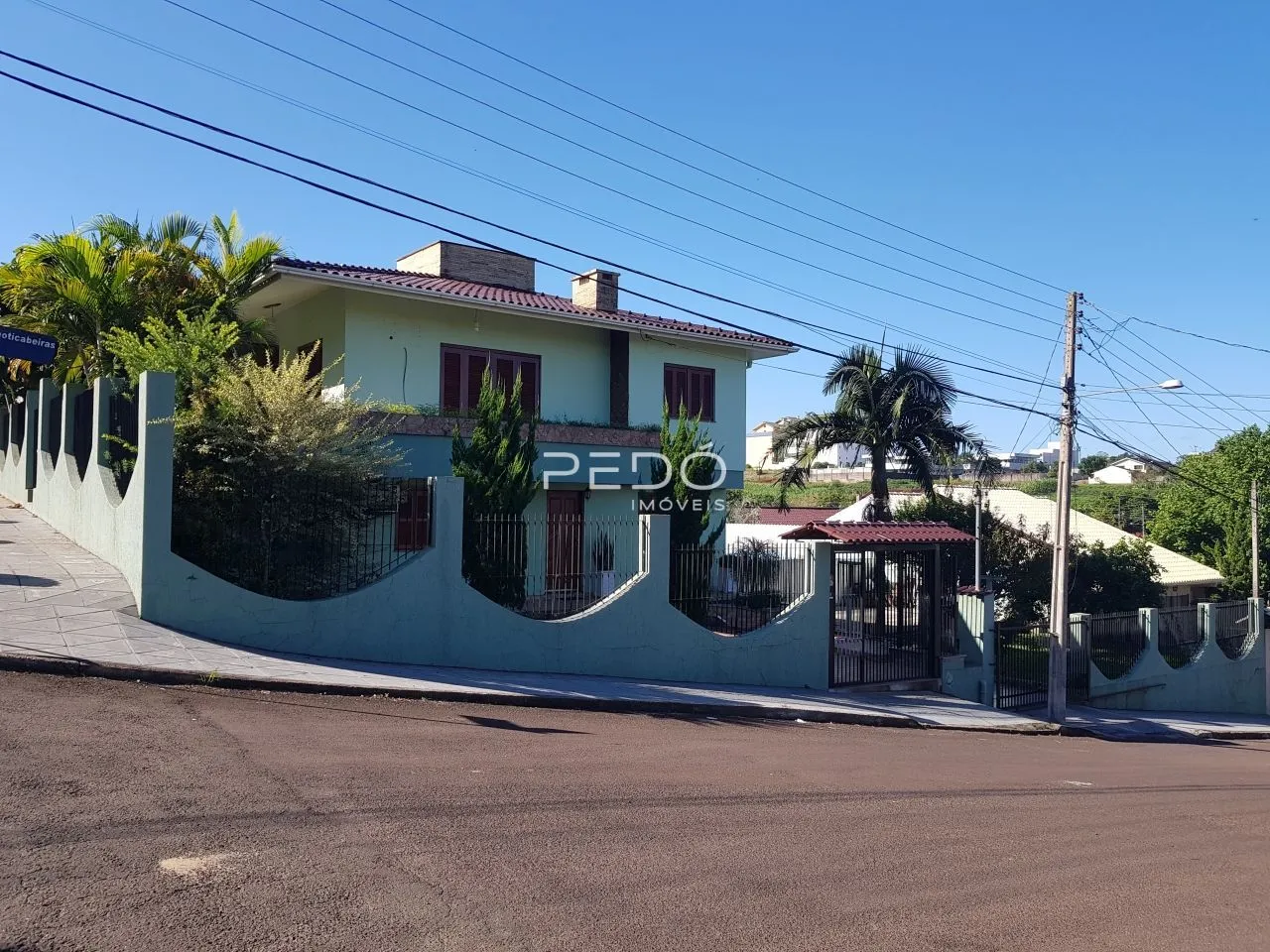 A fachada de uma casa em Lajeado, Brasil, com muro e cerca.