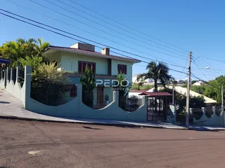 A fachada de uma casa em Lajeado, Brasil, com muro e cerca.