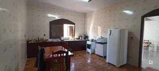Ambiente interno de uma sala com paredes brancas e piso de cerâmica.