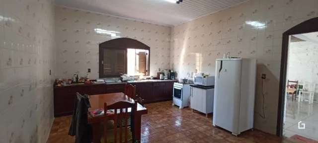 Ambiente interno de uma sala com paredes brancas e piso de cerâmica.