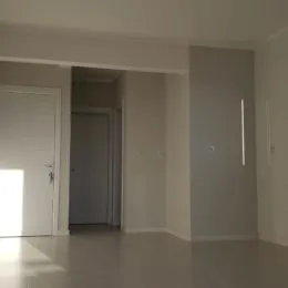Vista interna de um corredor de uma propriedade.