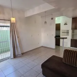 Ambiente interno com paredes brancas e piso de cerâmica.