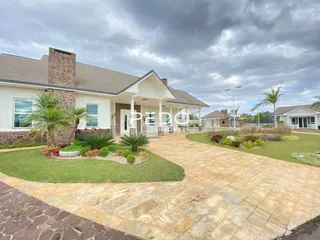 Fachada de uma residência em Lajeado, Brasil, com jardim e entrada pavimentada.