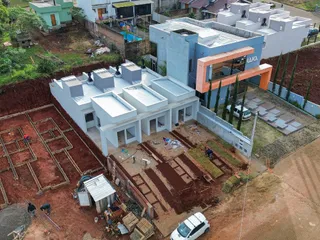 Fachada de uma casa em construção em Lajeado, Brasil, mostrando a estrutura externa.
