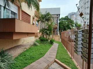 Fachada de uma residência em Lajeado, Brasil, com jardim e cerca.