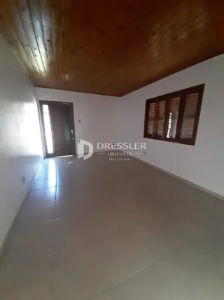 Corredor interno com teto de madeira e piso de cerâmica.