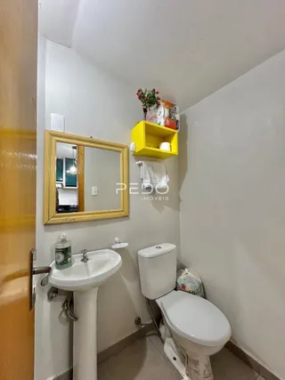 Banheiro interno com pia e vaso sanitário