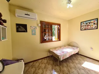 Quarto interno com cama e ar condicionado instalado.