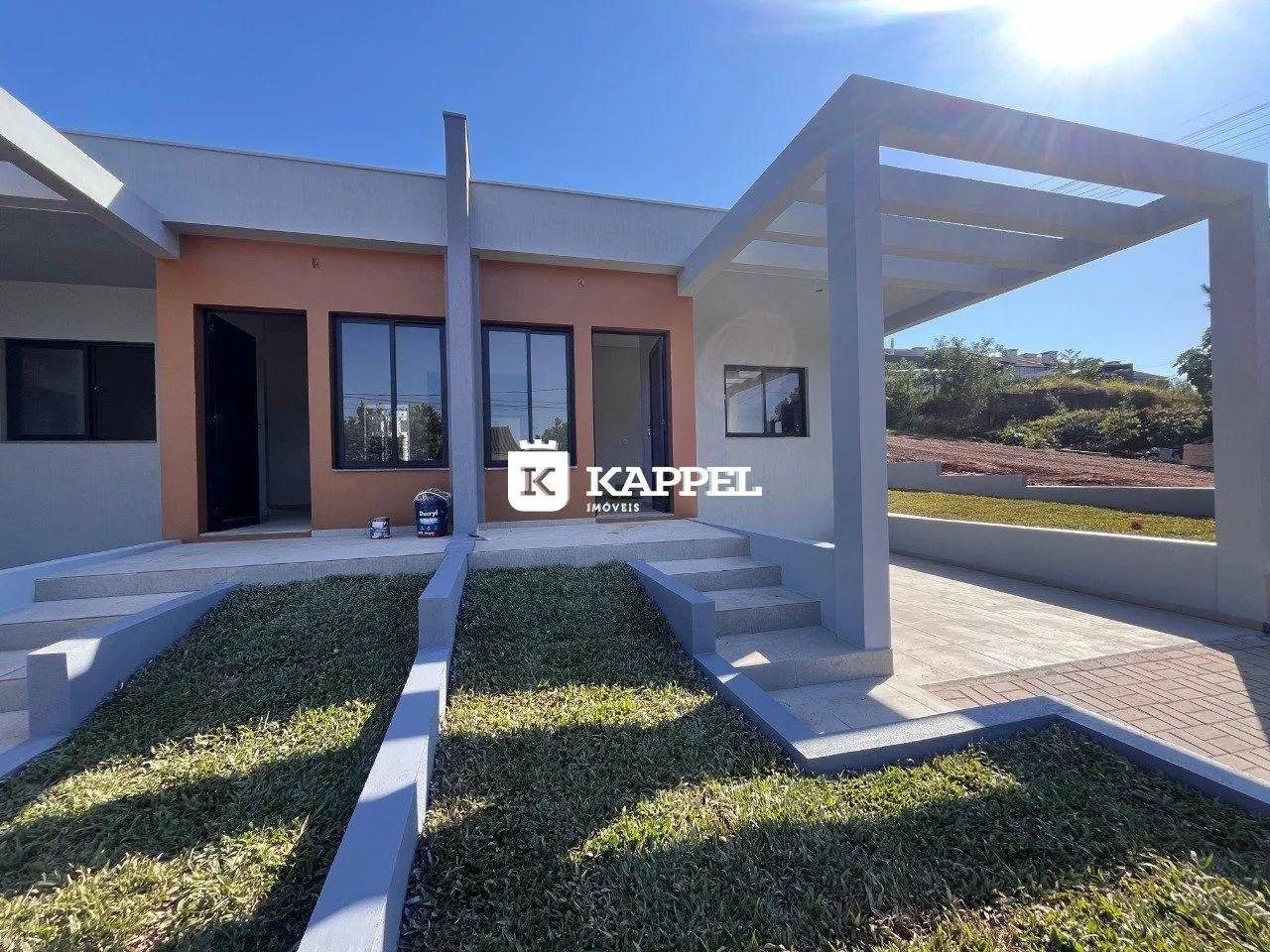 Fachada de uma casa em Lajeado, Brasil, com área externa e jardim.