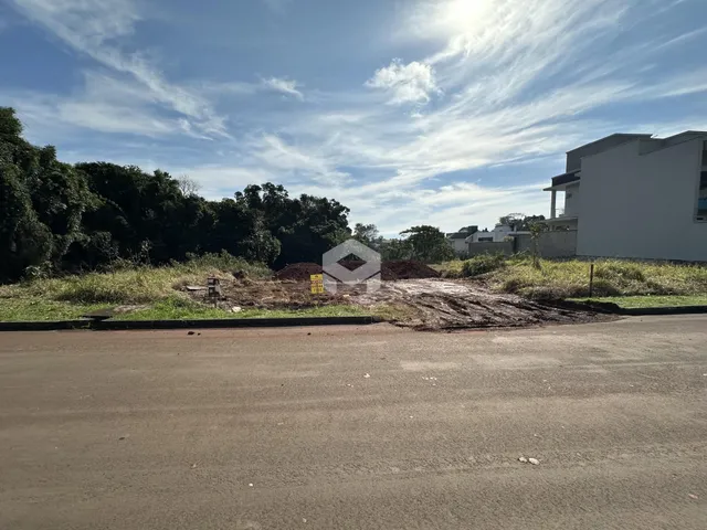 Vista externa de uma propriedade com terra e vegetação no primeiro plano.